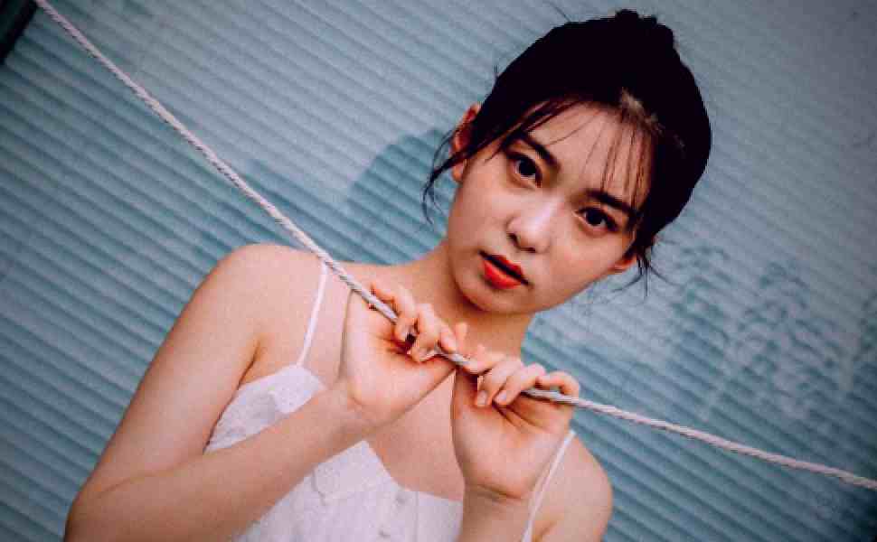 网红崽儿酱姨妈期照样全裸直播？炮友上手揉捏巨乳，画面太辣眼睛