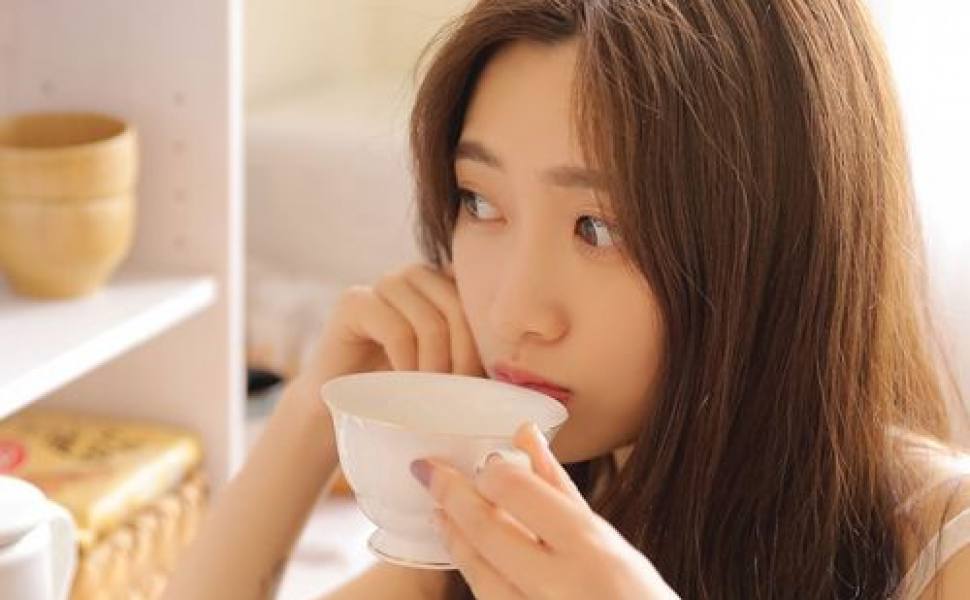 洗浴中心偷拍资源大放送！年轻妹子全裸洗澡，多角度高清无码，白嫩奶子配黑森林太吸睛
