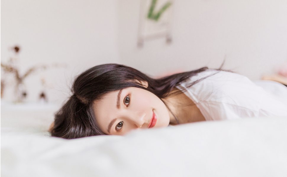 AI张元英JK学妹教室视频引热议：制服后入细节逼真，网友直呼把持不住