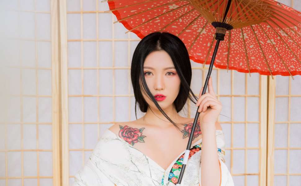 从清纯到失控：日本少女Zoom直播45分钟引发社会反思，娇小白皙与C杯美乳下的教育警示