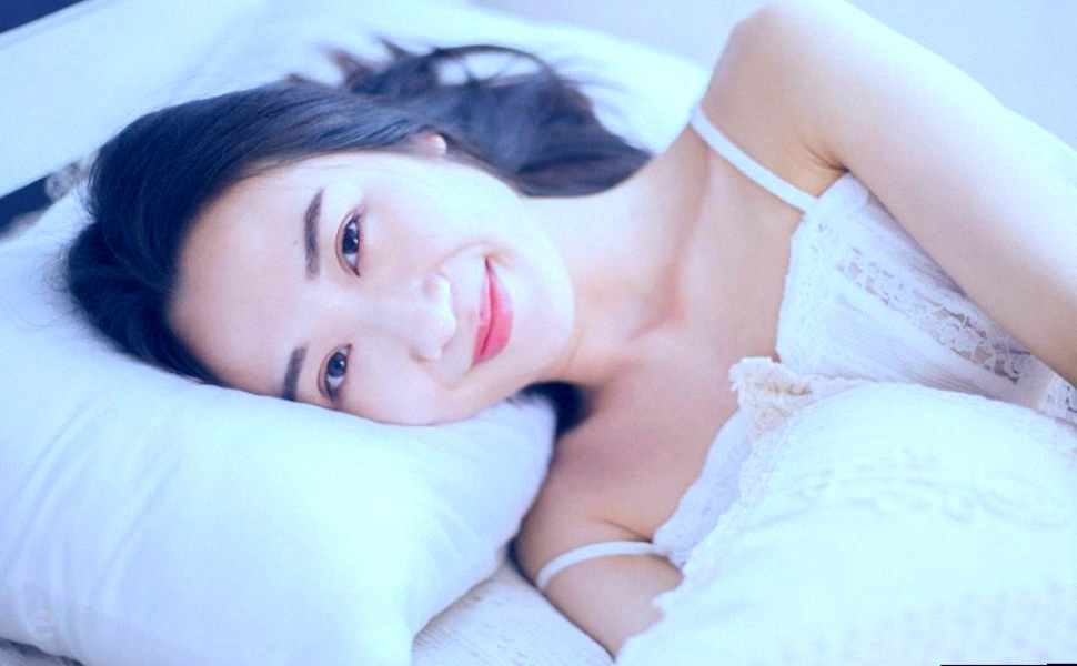 颠覆三观！美女空姐化身女王，现场排泄喂男奴，画面太猛不敢看，吃瓜群众慎入！