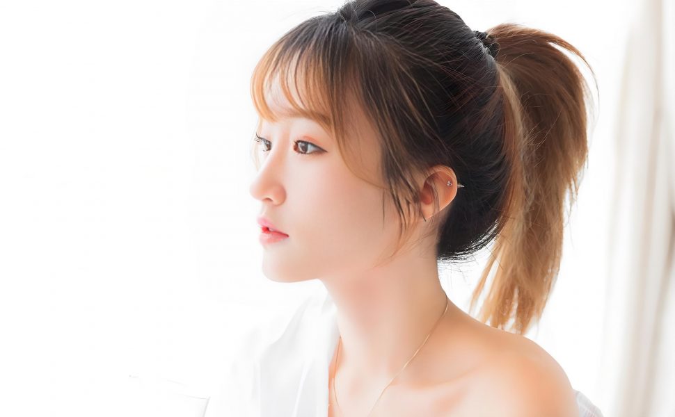 丰满微胖少女私拍写真：H罩杯与嫩白肌肤展现极致诱惑，身材曲线引人遐想